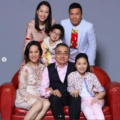 更让人心痛的是,就在2天前,汪诗诗曾晒出过一家8口的全家福