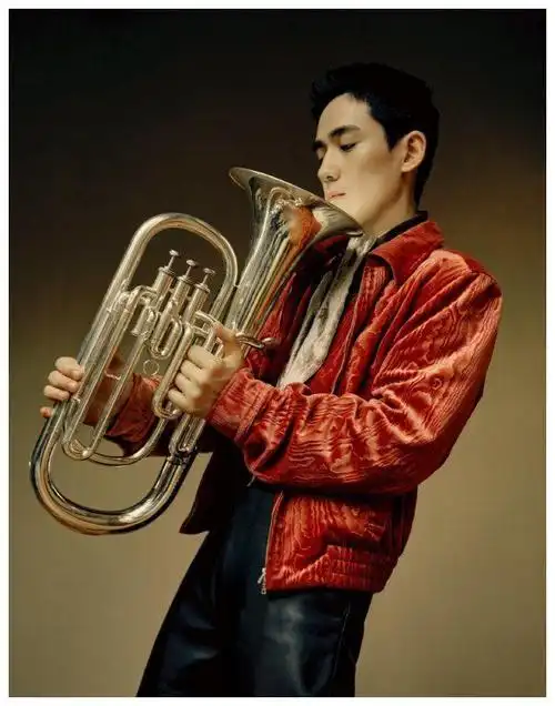 朱一龙拖把头拍封面,85后风格变化大,却被网友吐槽:太丑了