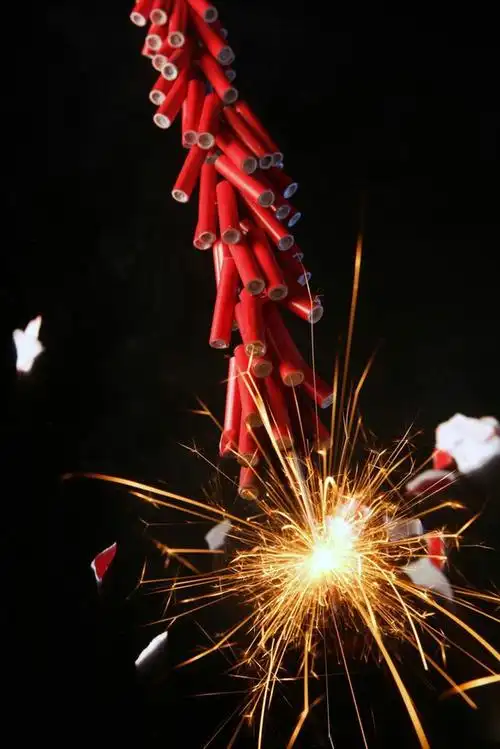 中国人过年放鞭炮习俗由来已久,这是为什么呢?