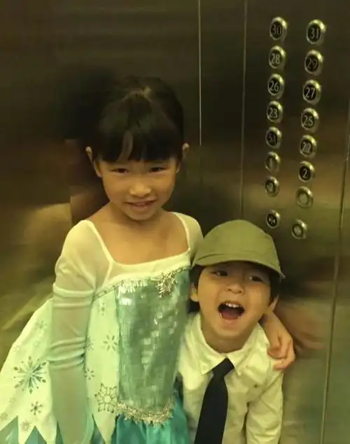 张庭晒一双儿女从小到大的成长照片感慨时间过得快