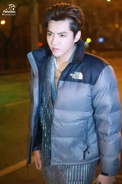 吴亦凡最新上班图分享,身穿深v亮片条纹西服套装,内搭牛仔衫增加层次