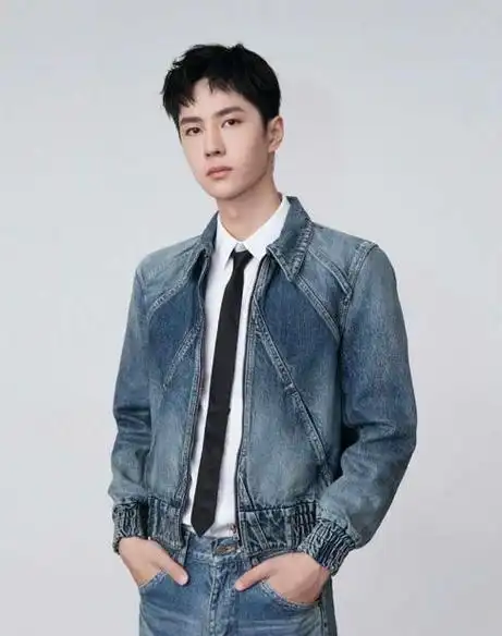 王一博最近的短发造型(王一博利落短发搭配无框眼镜)(1)