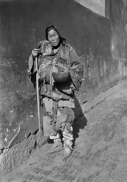 旧社会地主欺压农民的血腥记录美国记者实地调查