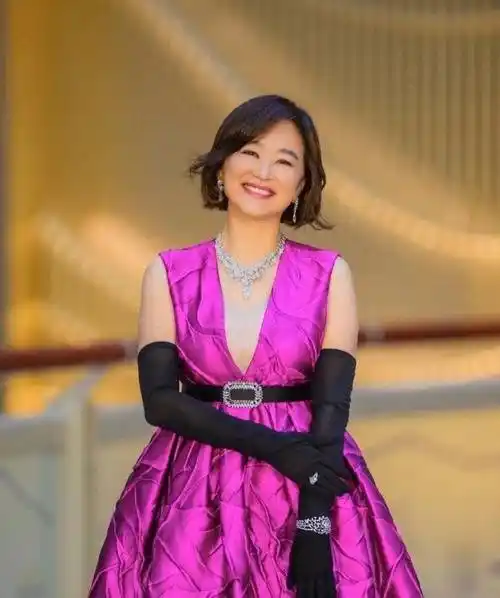 68岁林青霞身着深v礼服性感亮相,并昂贵佩戴9000万珠宝.