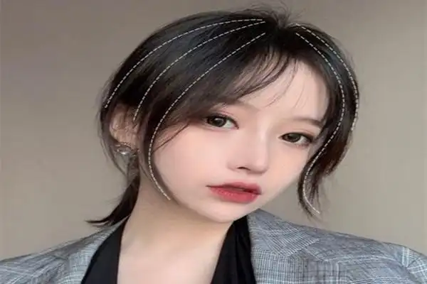 女生八字刘海头像侧脸