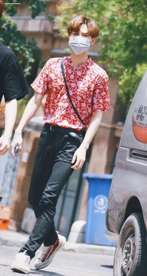 花花少年朱正廷今日份上班饭拍来袭 气质这块拿捏得妥妥的