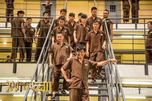 《澳门风云3》发监狱风云版预告 周润发一人饰三角 经典赌神铁三角