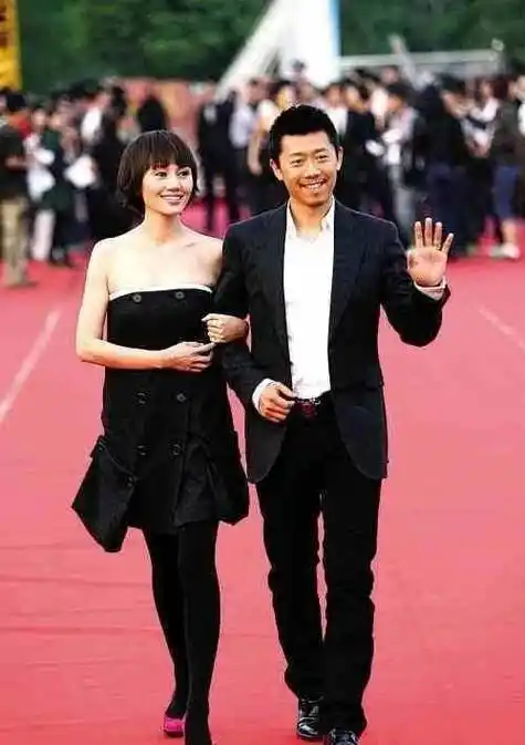 抹胸裙穿出水桶腰,"骚粉"驴蹄鞋比老公抢镜_气质_风格_身材