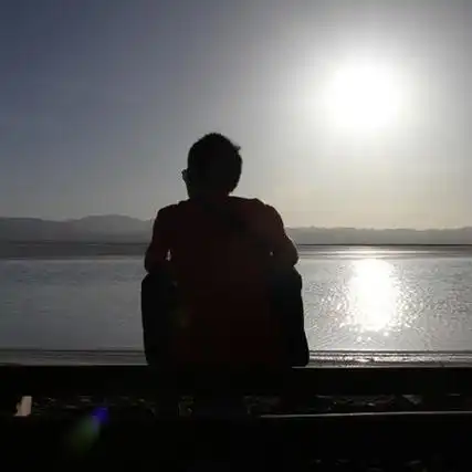 孤单又有一点伤感的一款朋友圈背景图来给大家更新啦,自己一个人的