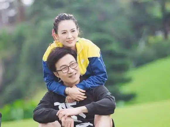 章子怡为汪峰庆祝父亲节!晒出老公和孩子合照,两个女儿意外抢镜