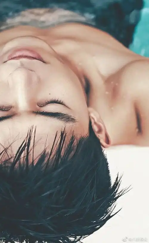 李现给腹肌打码