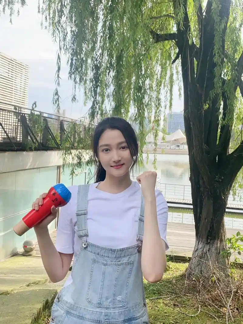 关晓彤##高考加油时刻#  关晓彤 祝福所有考生金榜题名!加油!