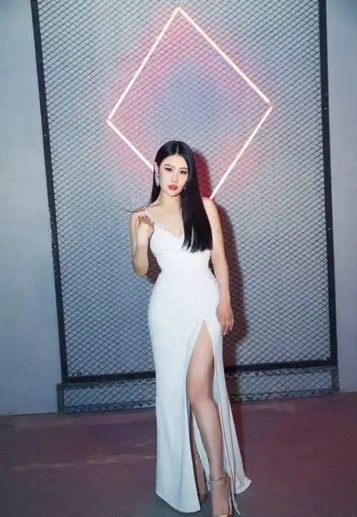 36岁袁娅维身材火辣,一袭时尚白裙秀身材,手臂眼妆镶钻超耀眼!