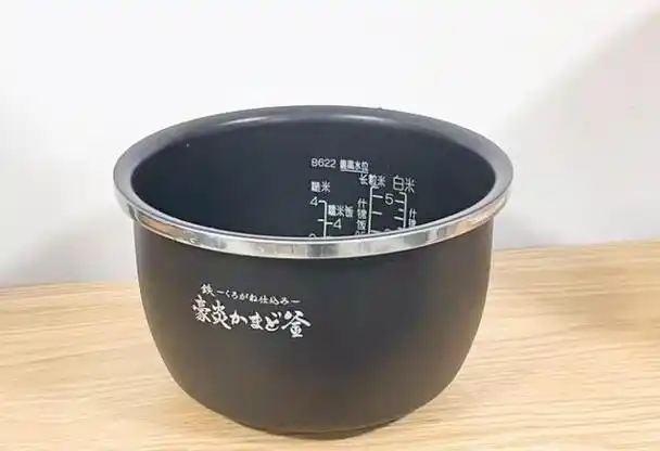 有些电饭煲把内胆做得很重,我个人不太喜欢,因为电饭煲是每天使用的