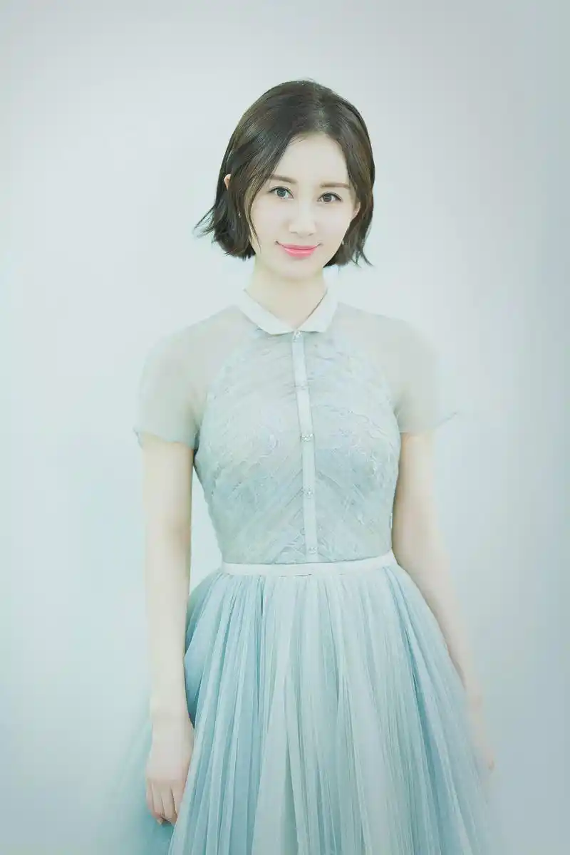 舒畅,1987年12月1日出生于湖北省武汉市,祖籍重庆