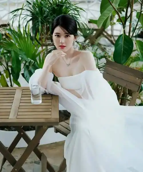 赵露思 一袭白色抹胸长裙,气质好仙哦!_活动_图片_网络