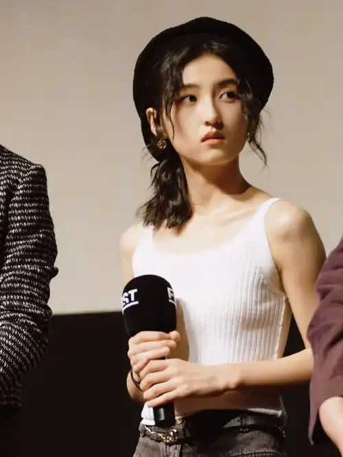 张子枫凭角色要求瘦身,身材线条超美,彭昱畅心疼妹妹瘦太多了!