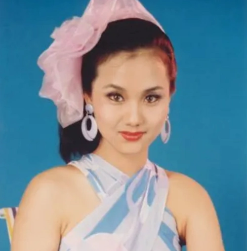 不得不说,年轻时候的李颖风姿绰约,有属于港星的那种美,有点妩媚,真的