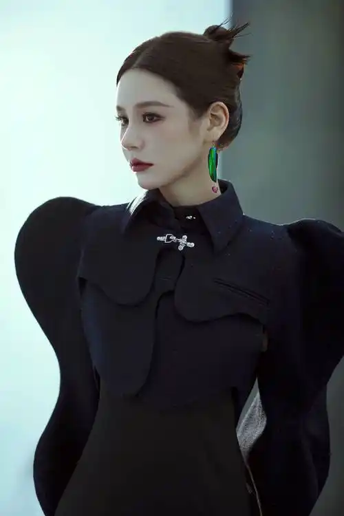 近日,演员邱意浓的一组新中式风写真曝光,镜头前的邱意浓身着廓形上衣