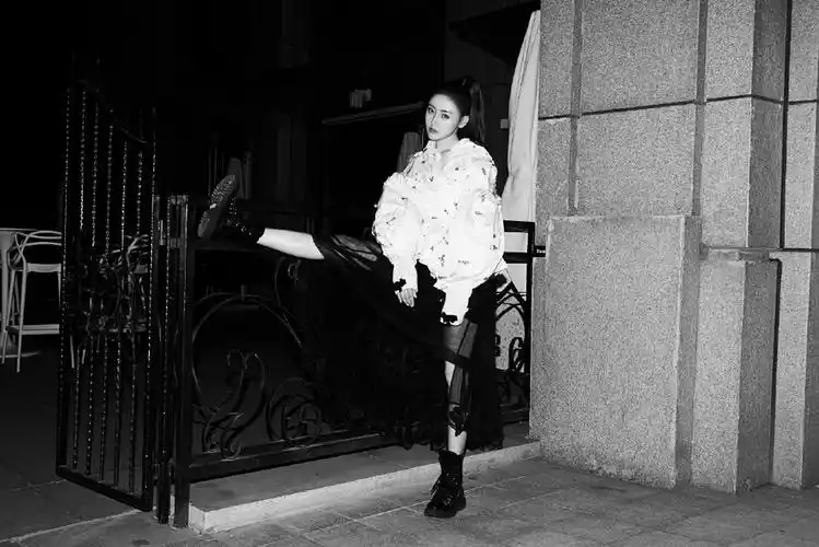 张天爱高冷魅惑黑白写真图片