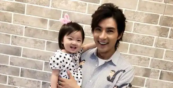 据悉,贺军翔的公众形象一直以来都是贴心奶爸的典范,不时在网络上分享