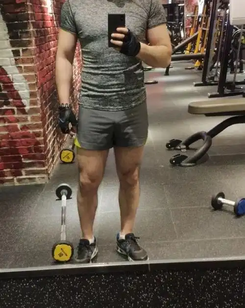 不露脸的大捷豹正装男让网友惊呼