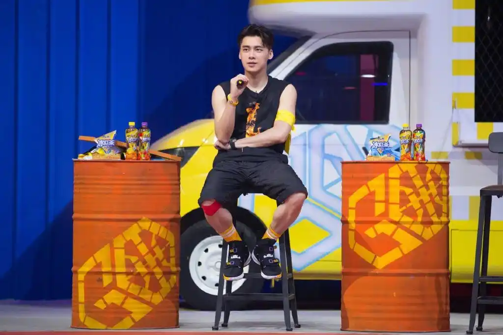 《我要打篮球》第二期精彩剧照公开 成熟性感李易峰花式抢人即将精彩