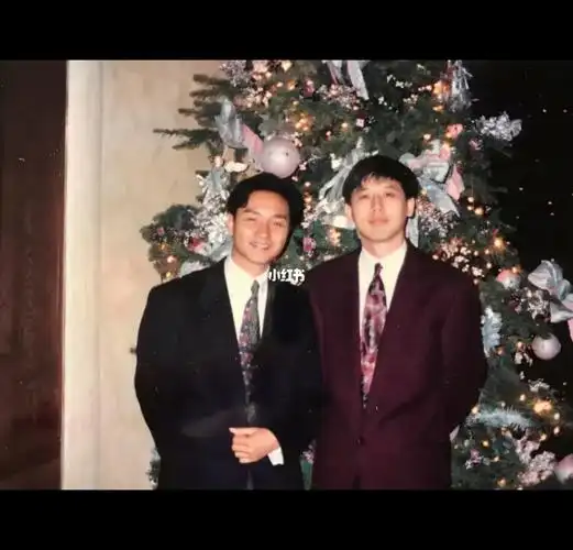 唐鹤德晒与张国荣圣诞旧合照