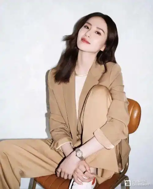 刘诗诗是一个衣品很不错的女生,她经常会用简单的元素把服装的气质感