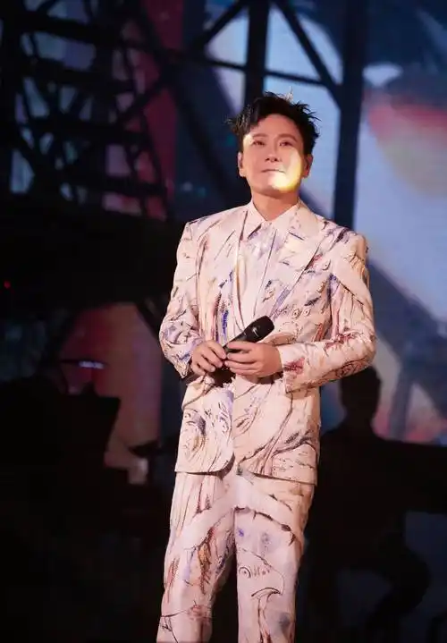 张信哲未来式2.0巡演济南开唱 被山东人民的热情震撼