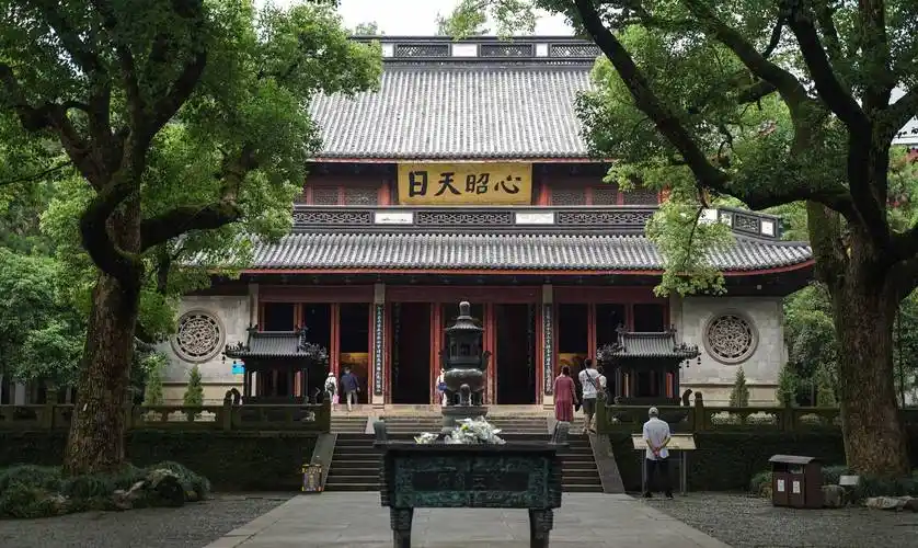 杭州西湖旁,葬着一位民族英雄,陷害他的人在墓旁跪了千年_岳飞_岳王庙