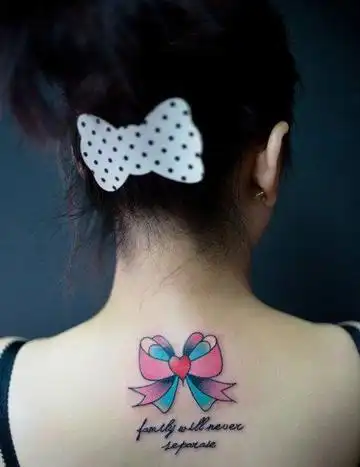 美女后背蝴蝶结纹身图案