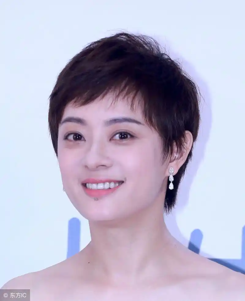 周冬雨短发的样子.