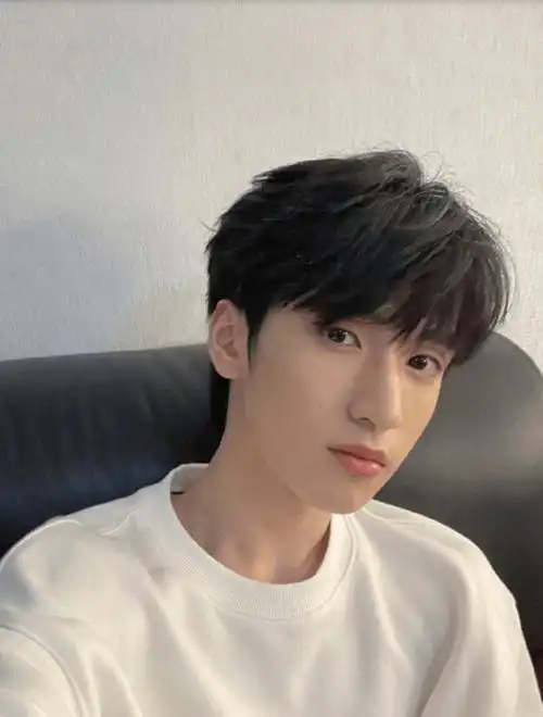 案号(2021)粤01民终16220号,原告为时代少年团成员严浩翔,被告上海