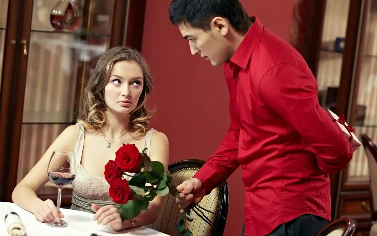 情侣约会吃饭个性写真