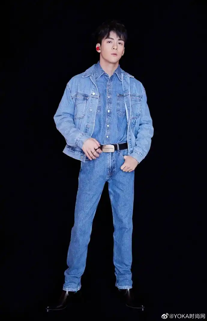 官宣照@曾舜晞joseph解锁干净底妆,净示底色,一袭白衬衫清爽帅气.