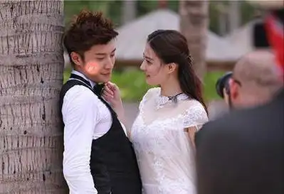 徐璐被曝恋情不官宣明星拒绝认爱有多惨热巴都被嘲倒贴