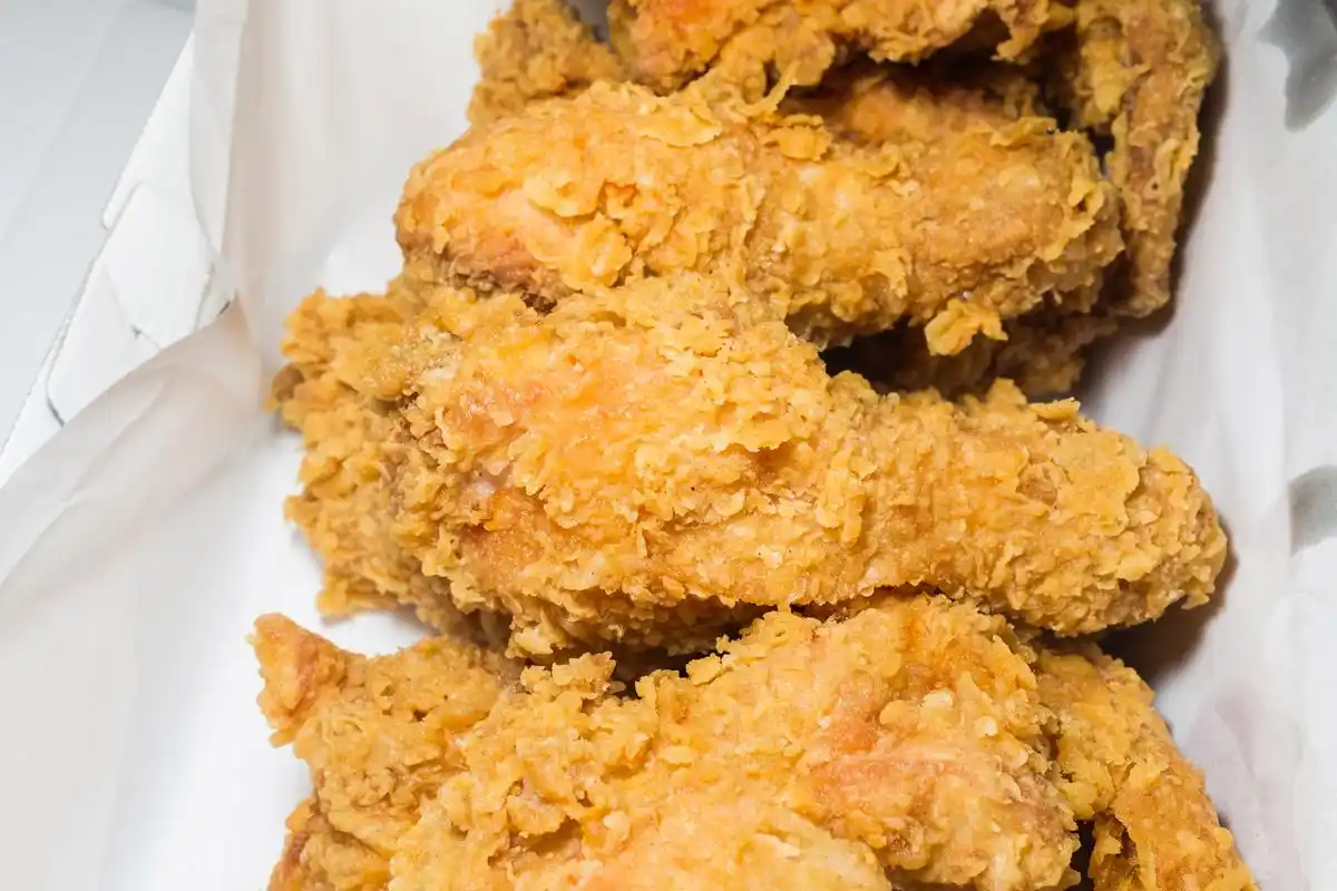 准备好鸡腿,炸粉,鸡蛋,面包糠,按面糊,鸡蛋液,面包糠顺序裹好,中小火