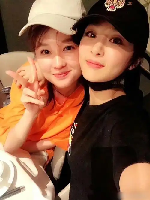 乔欣晒两个老太太为杨紫庆生##杨紫娱乐圈人缘