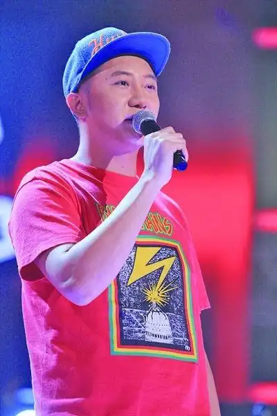 17 扬子晚报 关喆 经历了另类小清新曲风之后,在本周五的《中国好声音