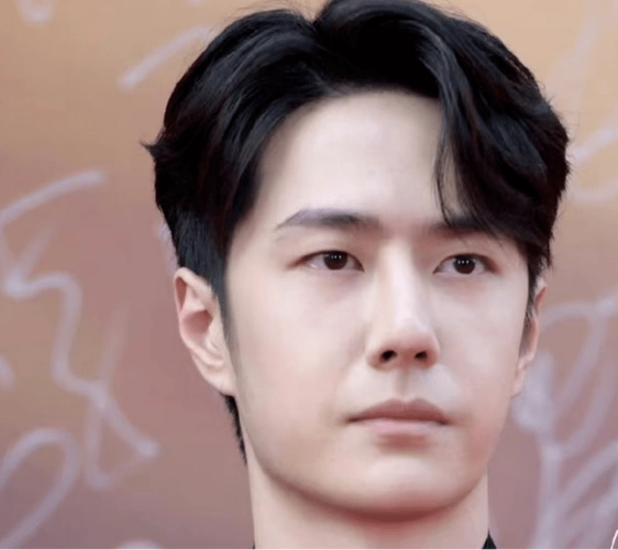 高清镜头下的王一博似乎状态并不是很好,脸部浮肿,眼底发红,看上去很