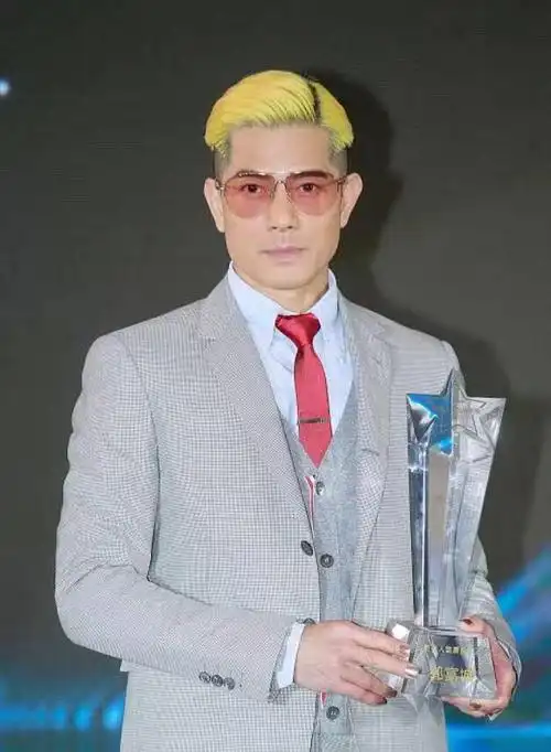 郭富城染了一头金发走红毯,但手指甲才是亮点