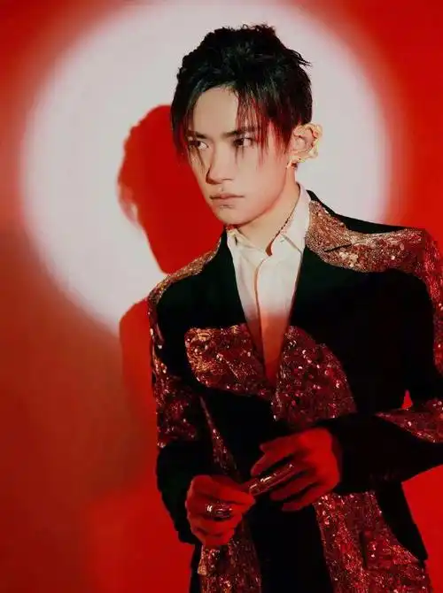 更是被冠以"节目一哥"的称号属龙 出生日期2000年11月08日 易烊千玺