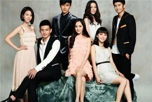 最近转型杨担任制片人兼主演的青春偶像剧《微时代》