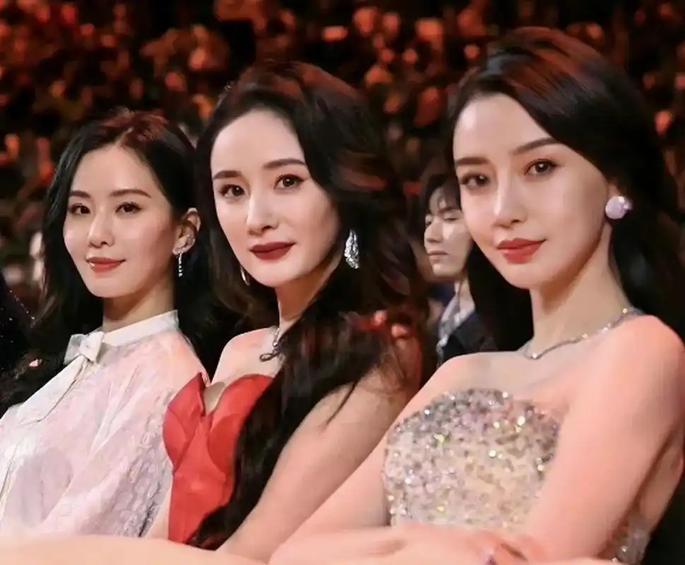 杨颖,杨幂,刘诗诗坐在一起,咖位差不多,表情各异.