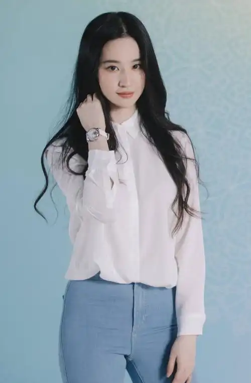 白衬衫搭牛仔裤很普通,但刘亦菲这么一穿,又回到了"天仙模样"|163