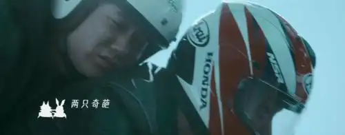 《天若有情》,看过这部电影的观众应该都知道,原来摩托车上的应该是大