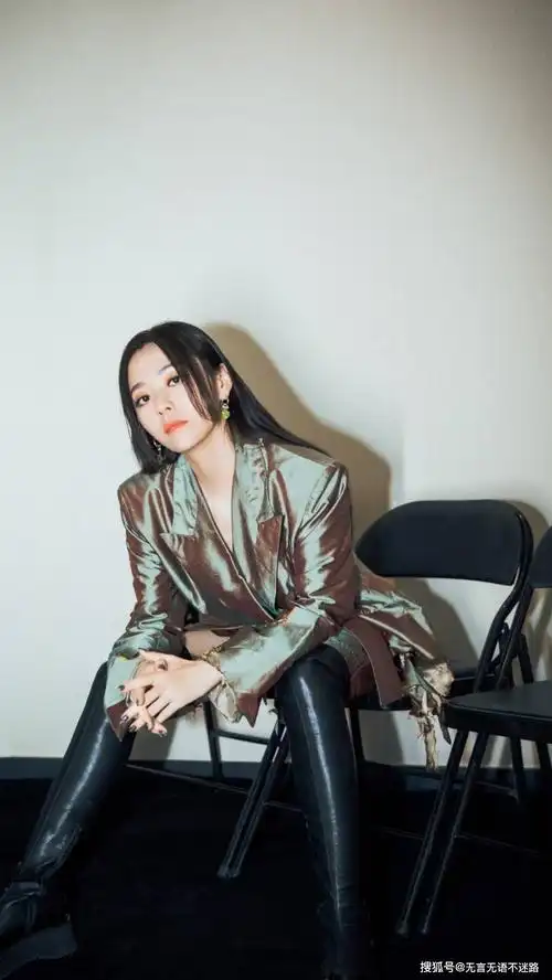 张靓颖,黑长直造型, 真空西装加上长筒靴,尽显高冷超a范