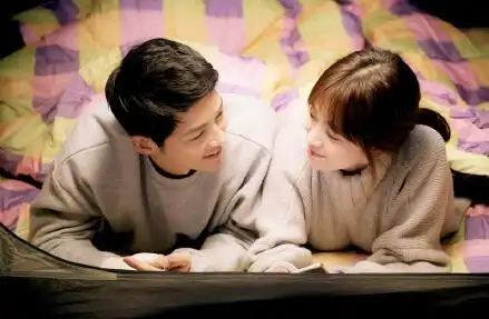 早上6:43分,新浪娱乐公布了宋慧乔和宋仲基的婚讯,一大早的甜蜜治好了