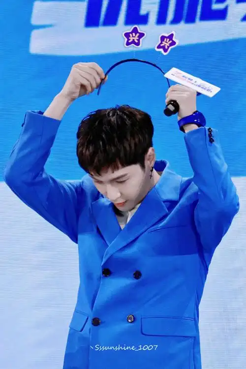 张艺兴[超话]##张艺兴代言蒙牛纯甄##张艺兴蓝色西装套装造型